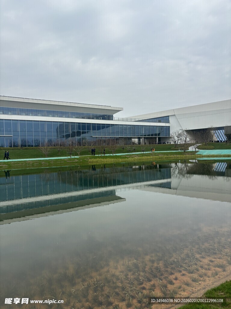 现代建筑旁的平静水面