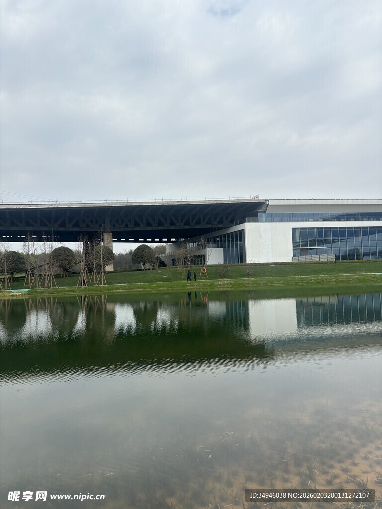 工厂旁的静谧水面景观