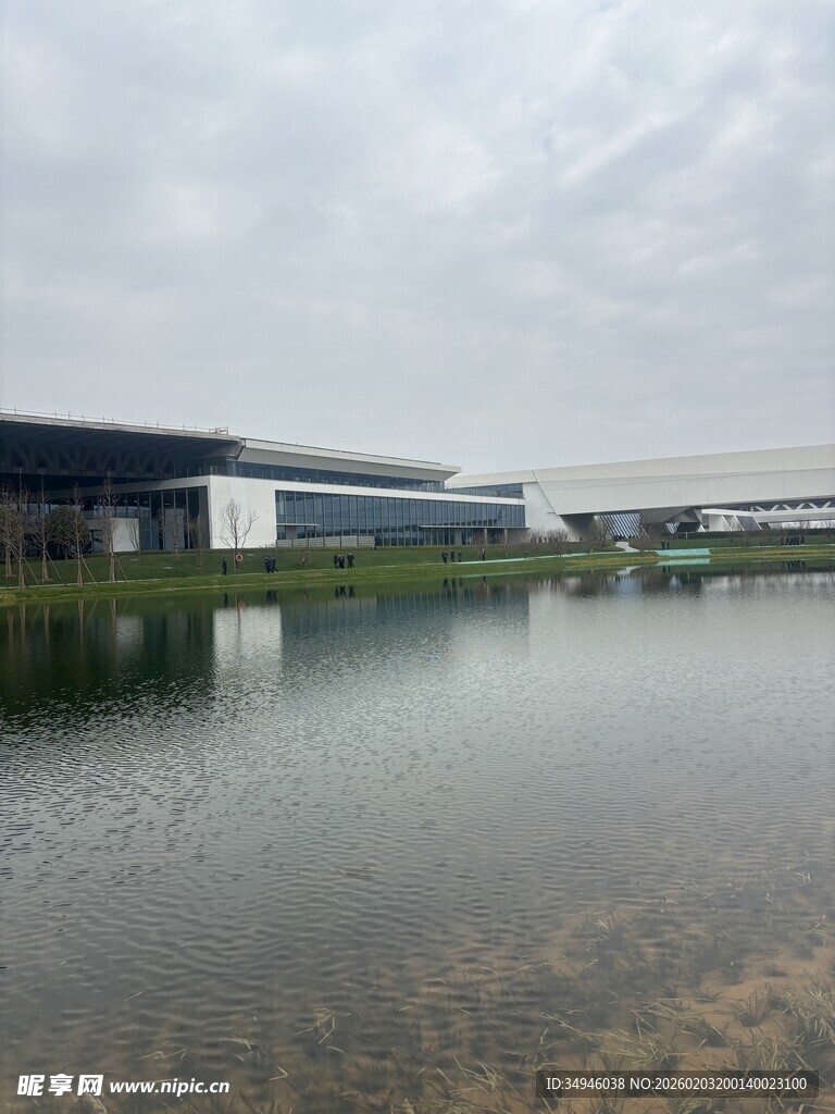 湖畔现代建筑景观