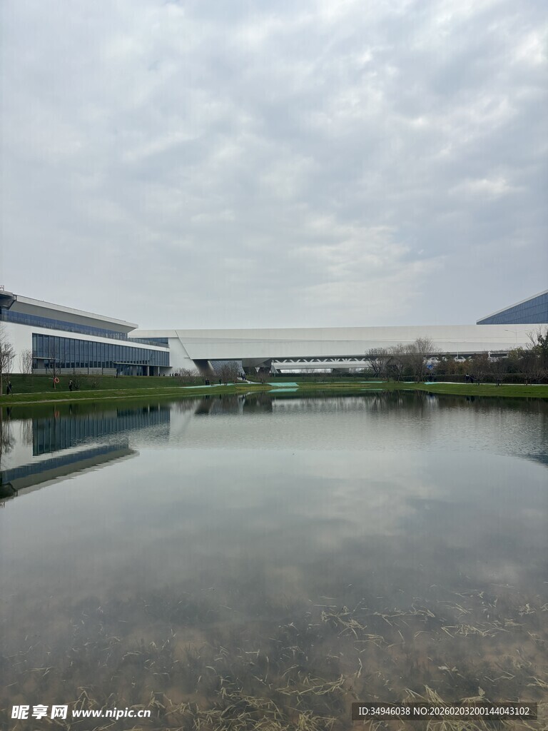 湖畔建筑倒影宁静景致