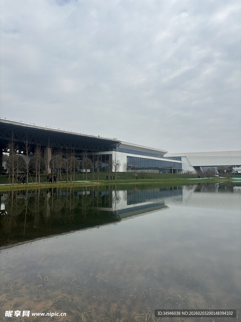 工厂旁平静水面的倒影