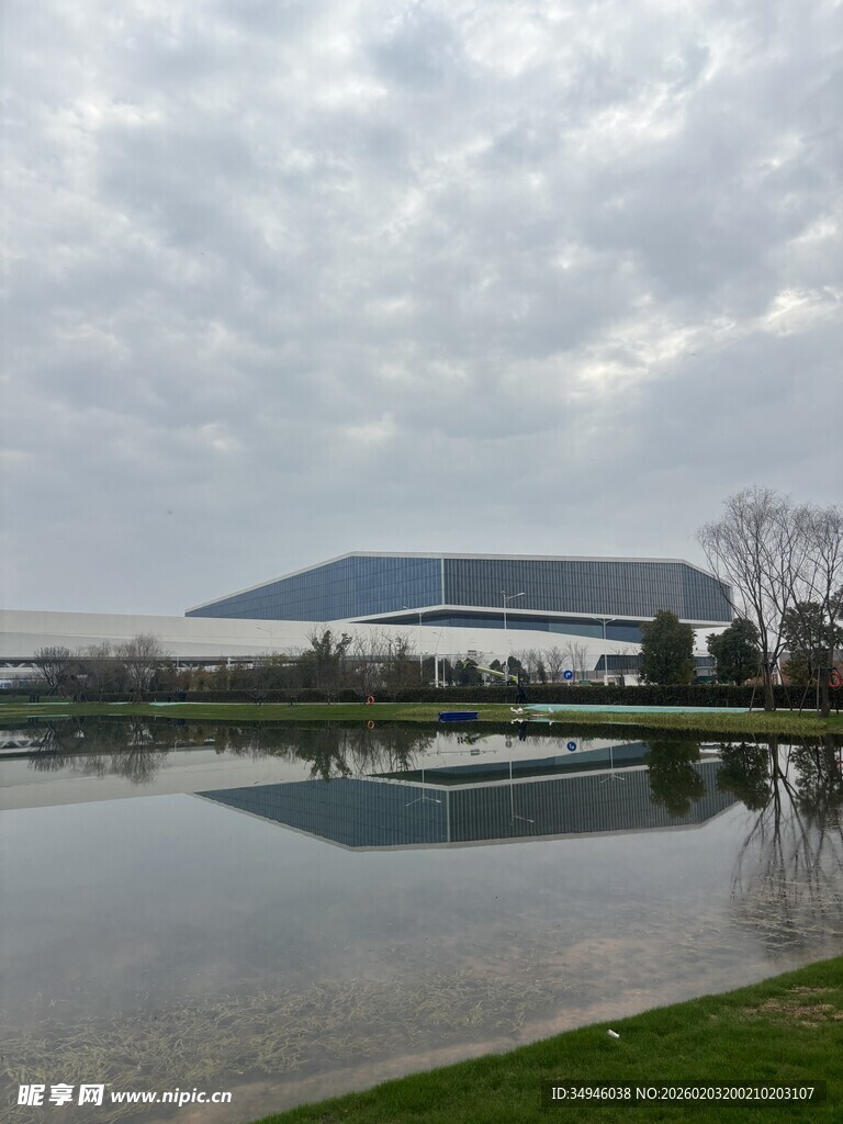 湖畔山峦倒影风景如画