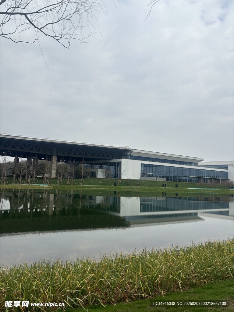 现代建筑旁的宁静水景