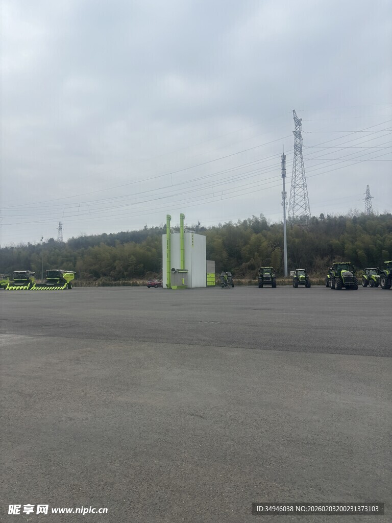 空旷场地与远处设施