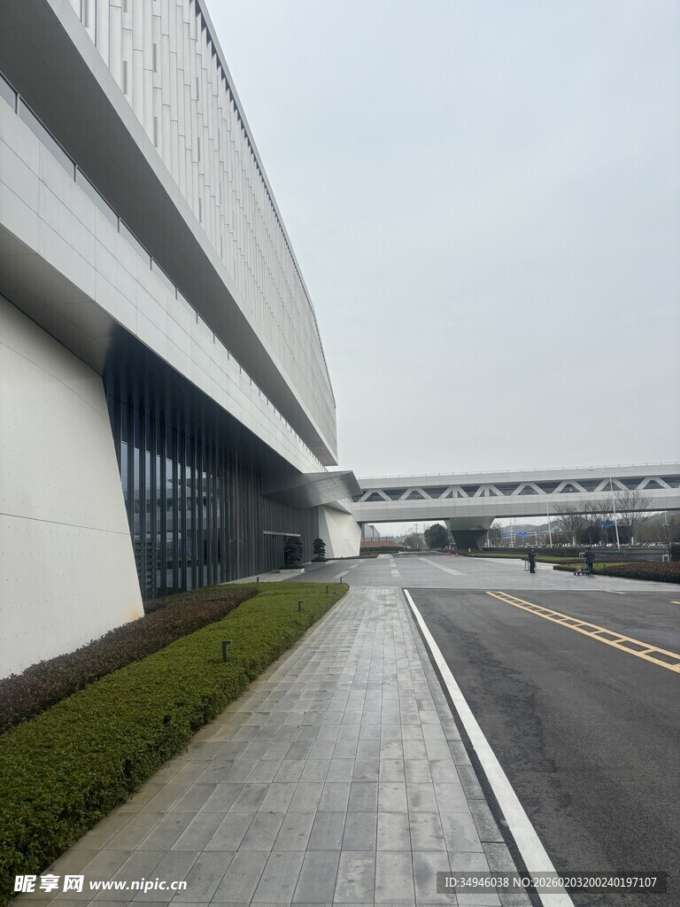 现代建筑旁的宽阔道路