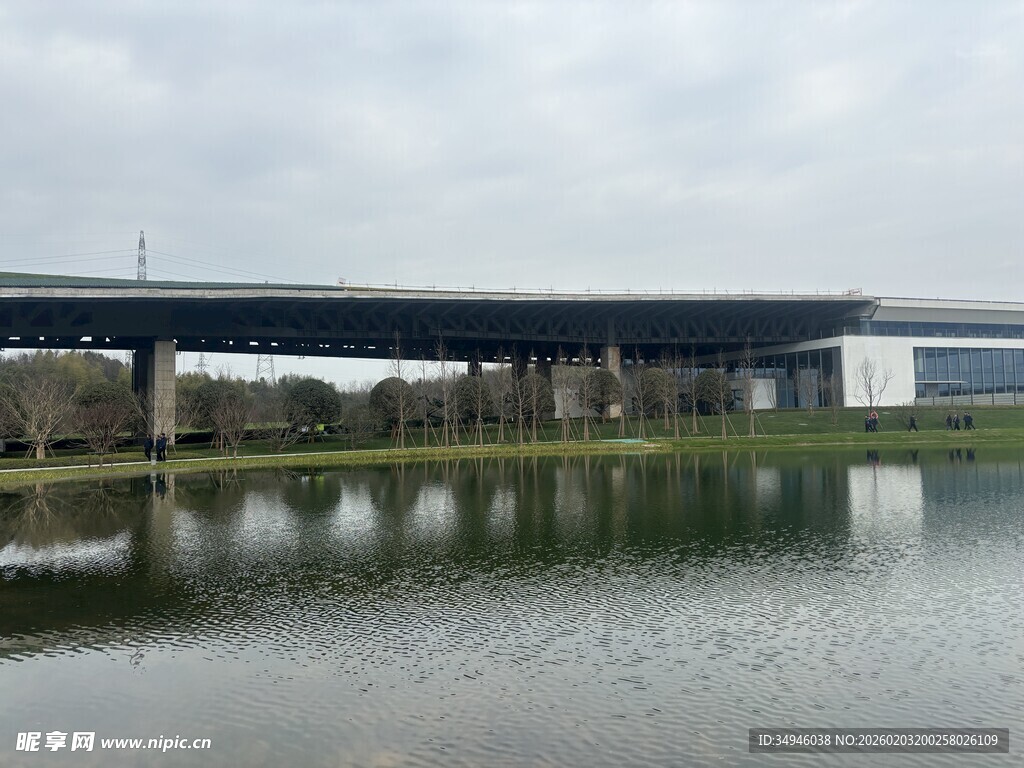 湖畔高架桥风景