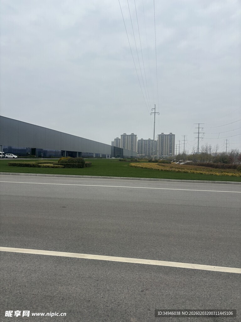 空旷道路旁的工厂建筑