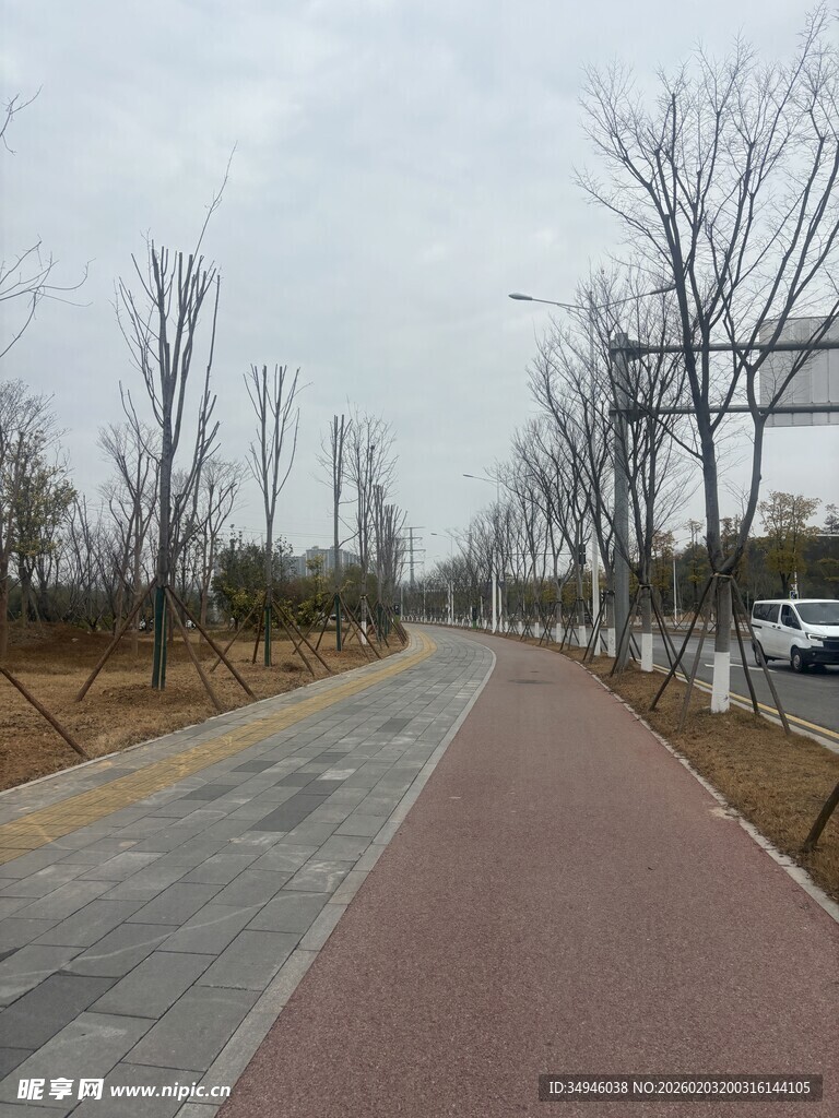 城市空旷的彩色步道