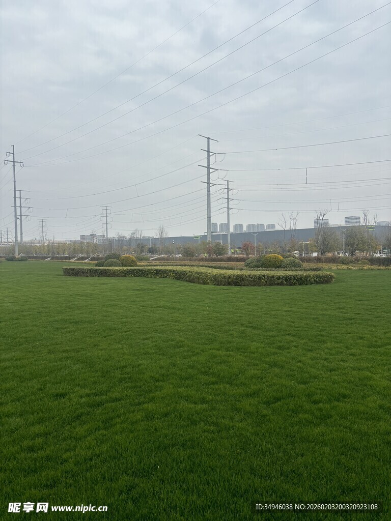 广袤田野与远处输电塔