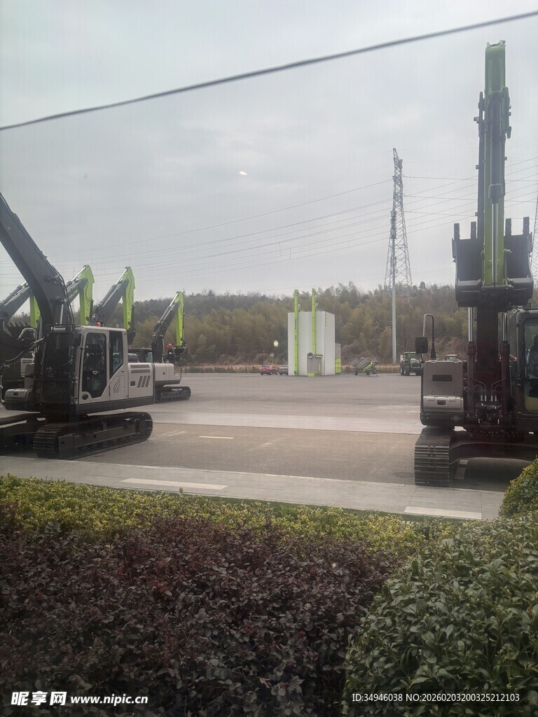 工厂外的重型机械设备