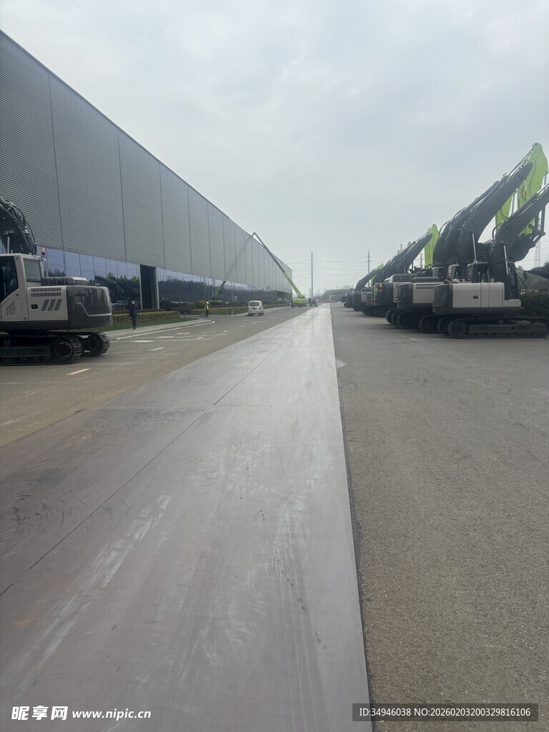 工厂外的停放车辆场景