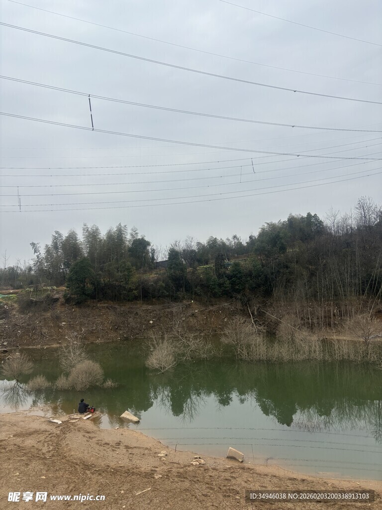 乡村宁静水塘与周边景致