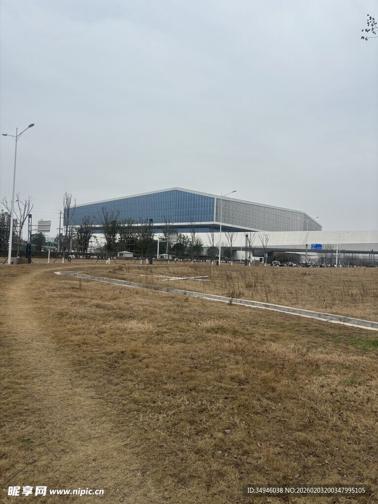 空旷场地旁的大型建筑