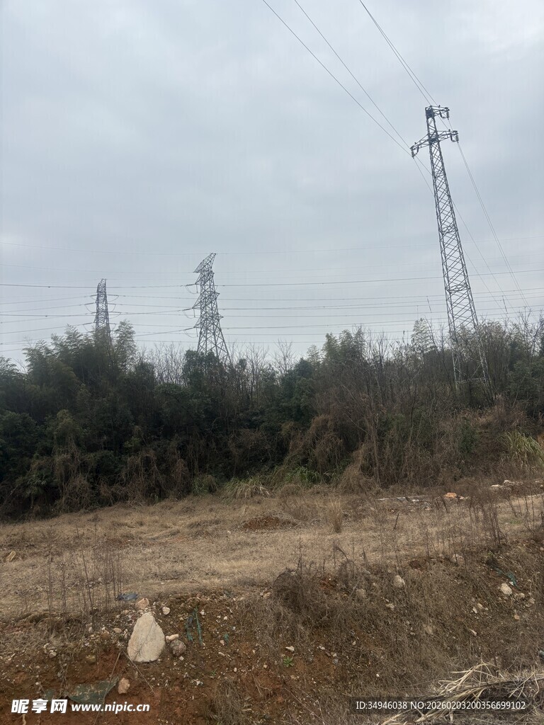 野外空旷地带的输电塔