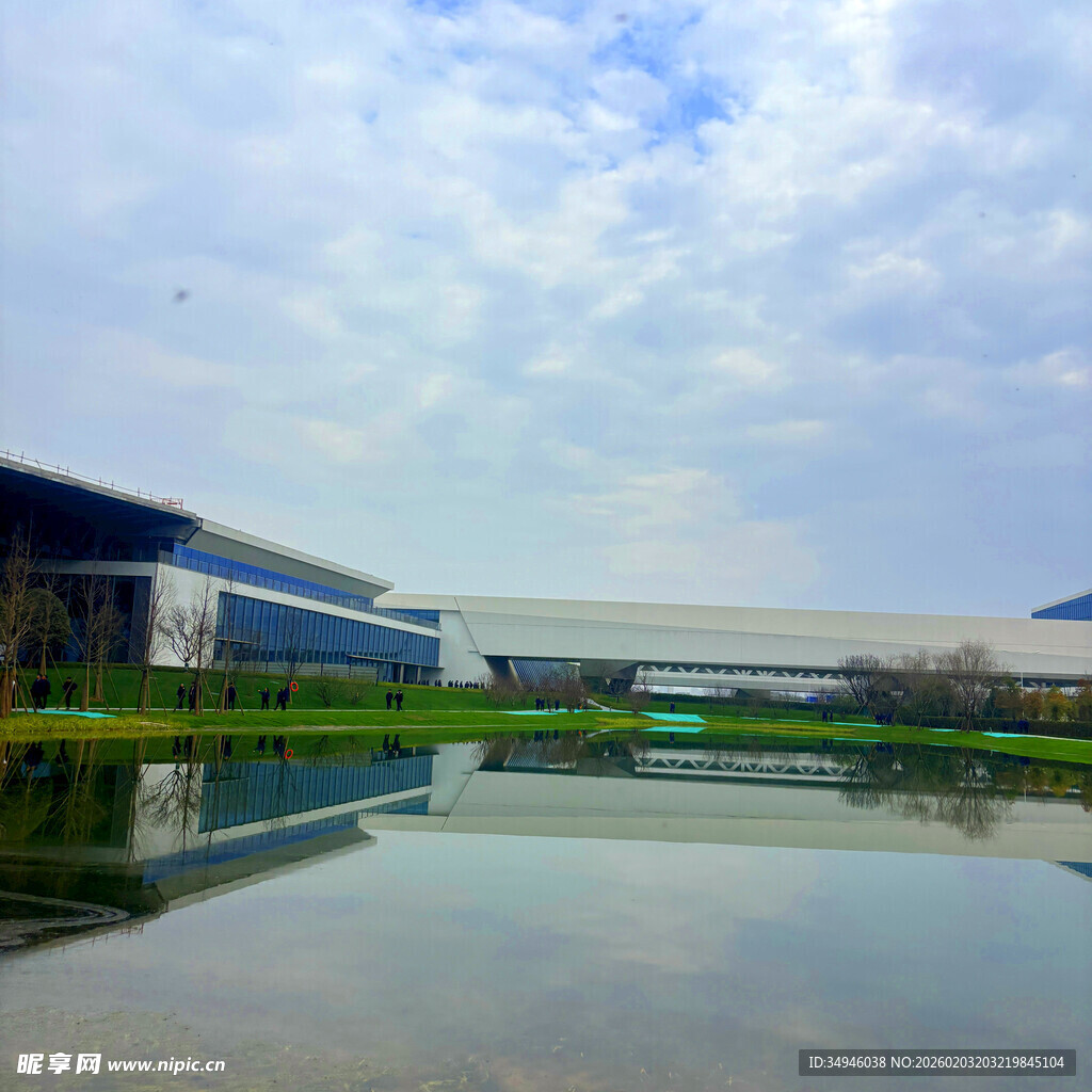 工厂旁平静水面风景