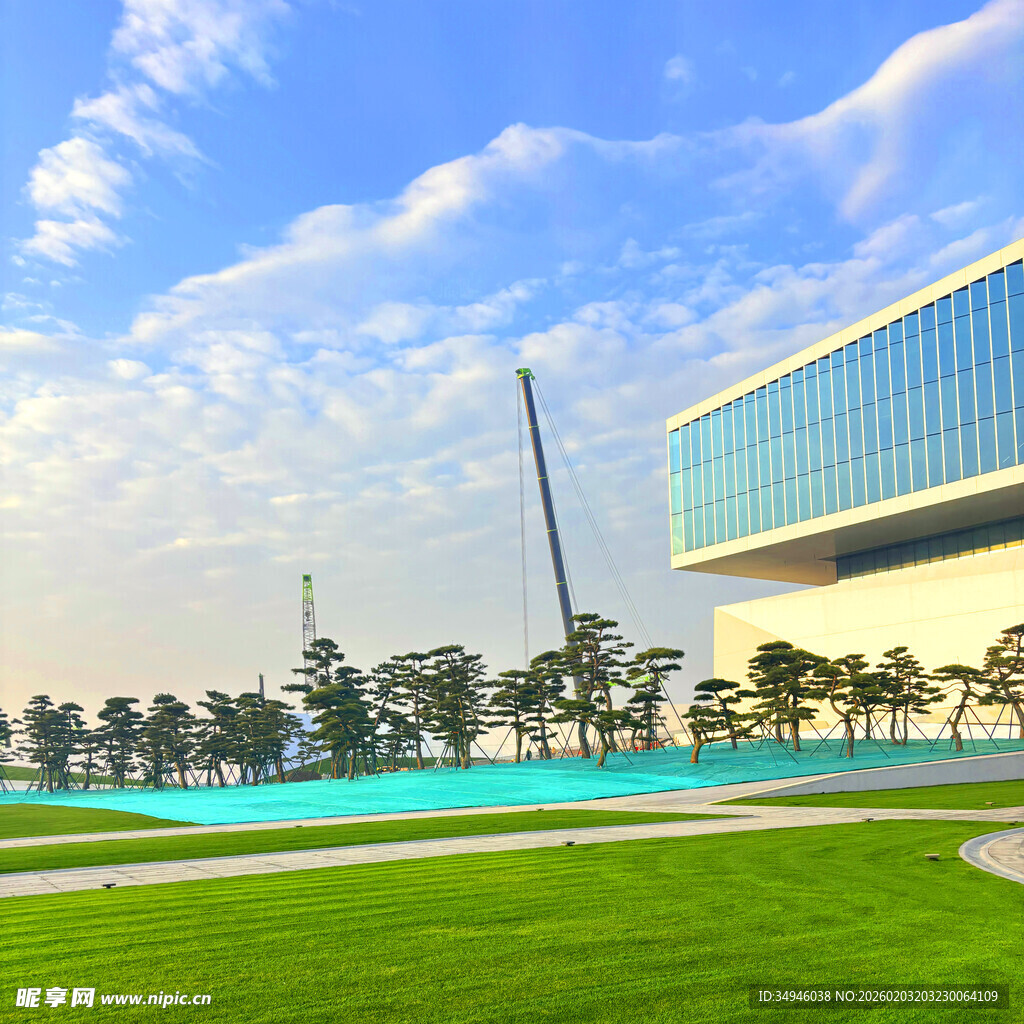 现代建筑旁的绿地与蓝天