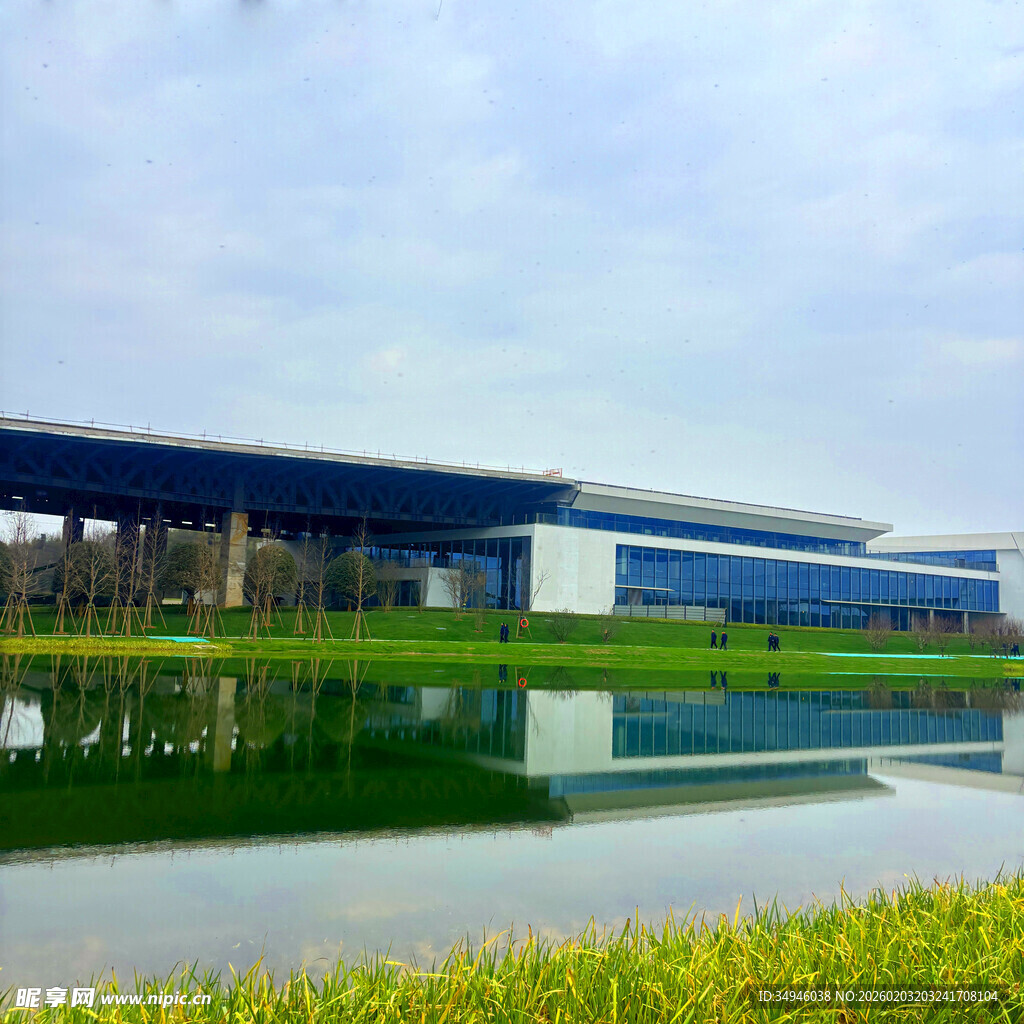 湖畔现代建筑景观