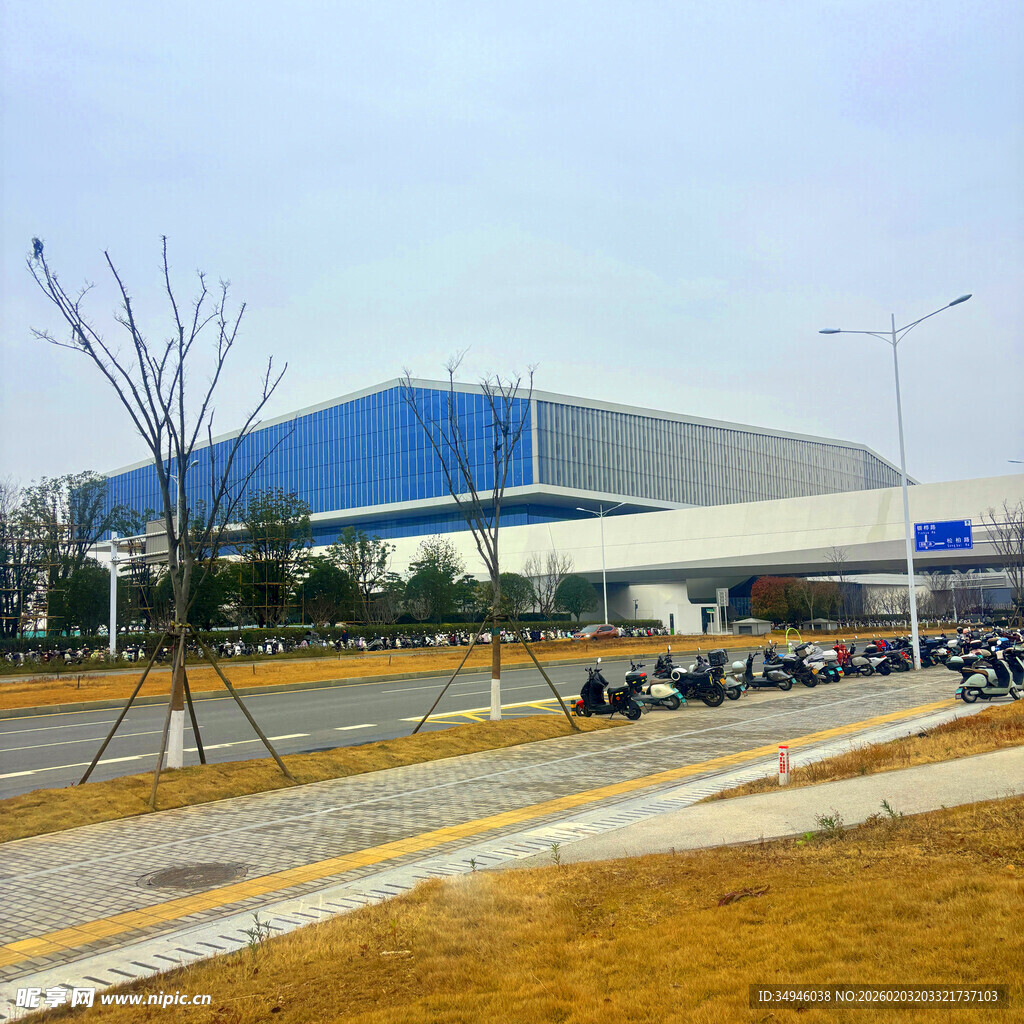 蓝顶厂房外的停车场景