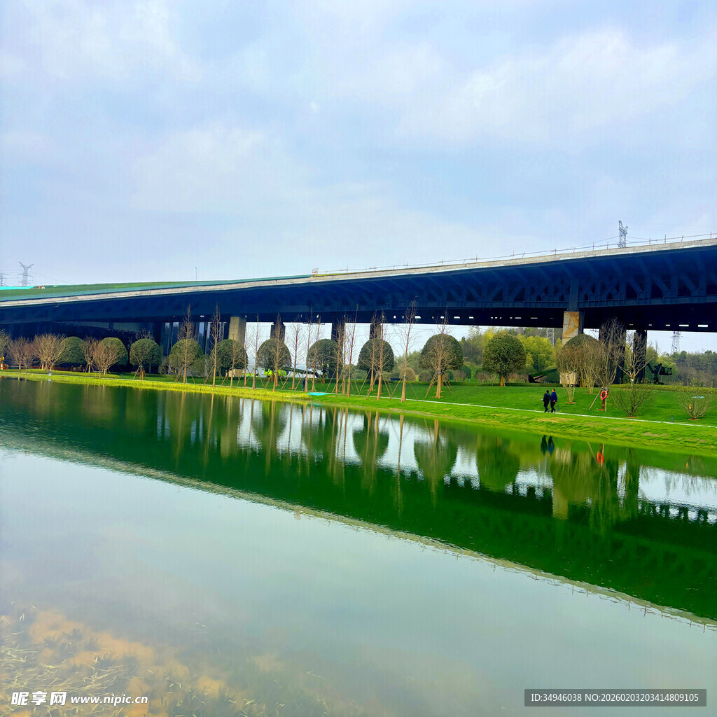 水上长桥与美丽倒影景观