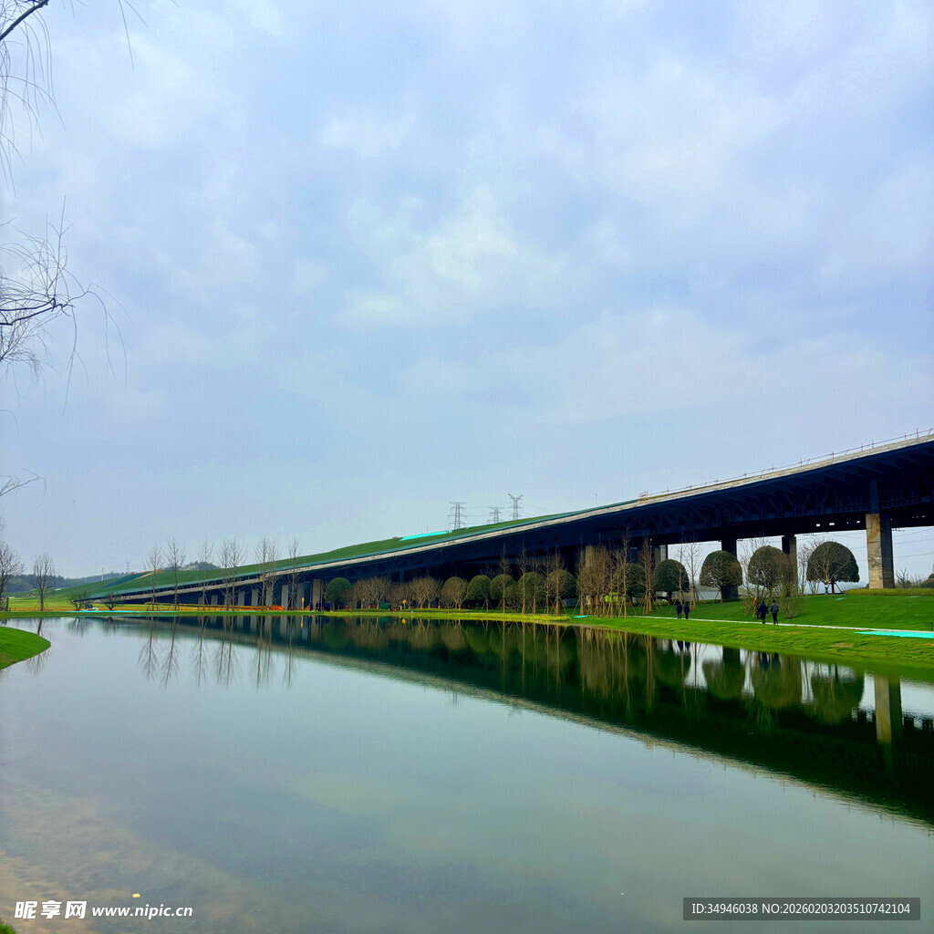 河畔长桥倒影风景如画