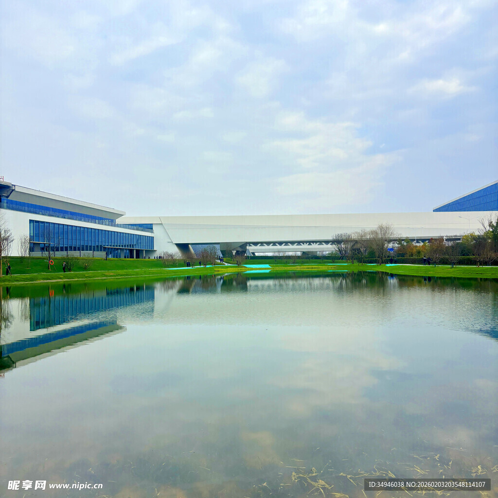 工厂旁宁静的水域景观