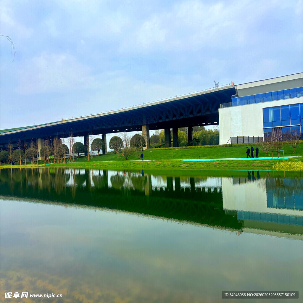 工厂旁平静水面的美丽倒影
