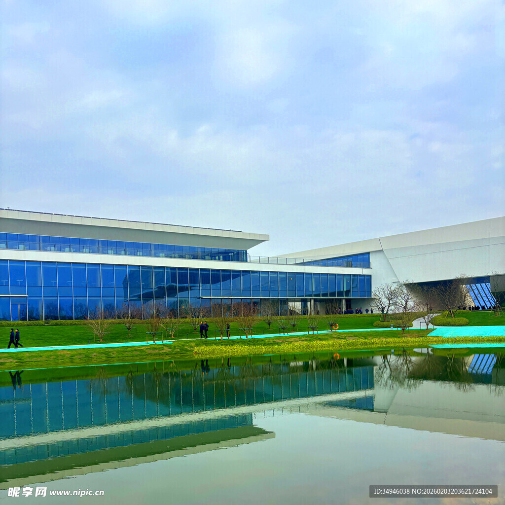 现代建筑与水景相映成趣