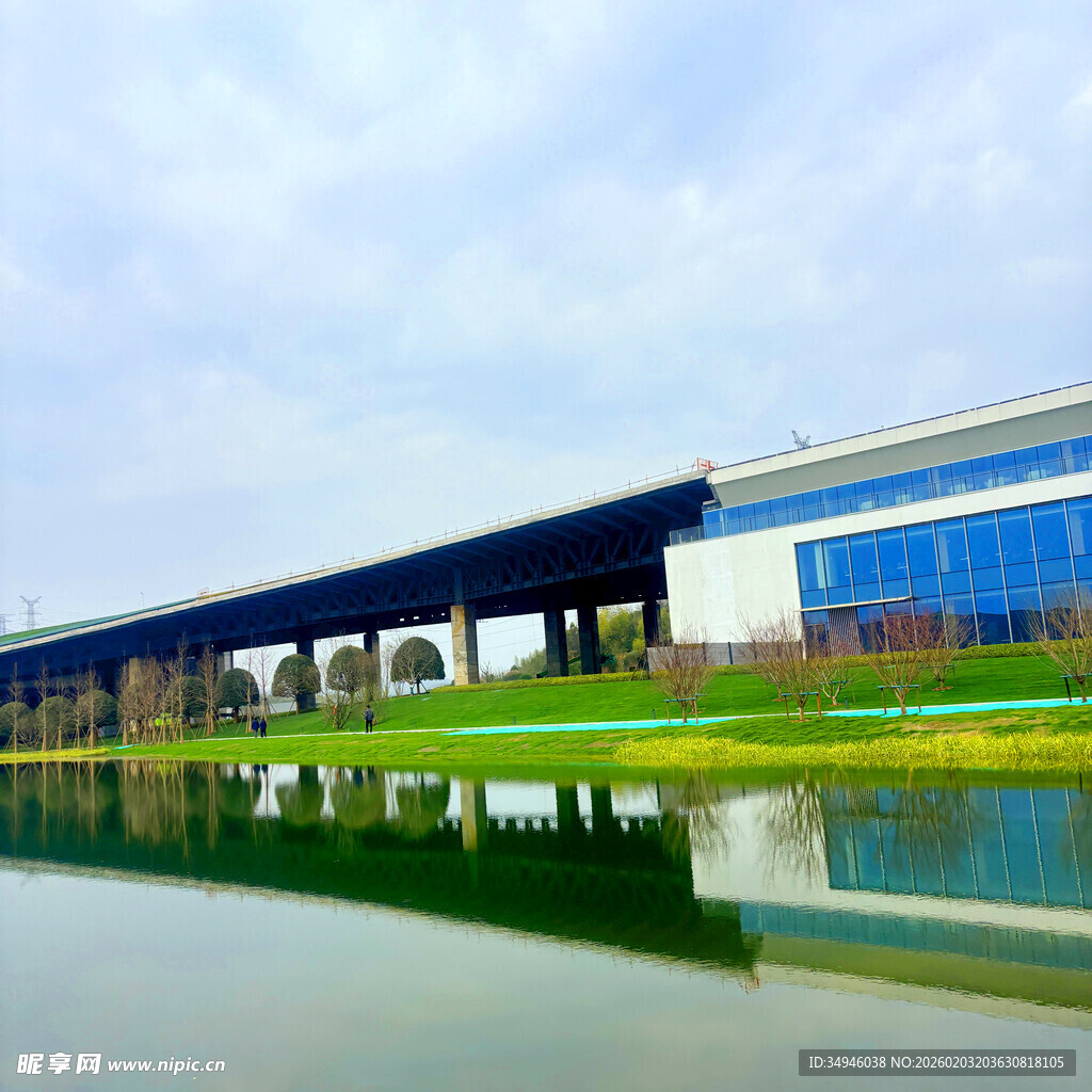 工厂外景与水面倒影