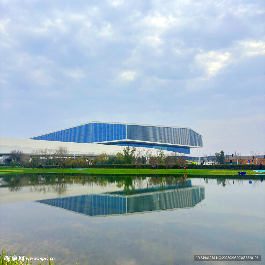 湖畔蓝顶建筑的静谧倒影