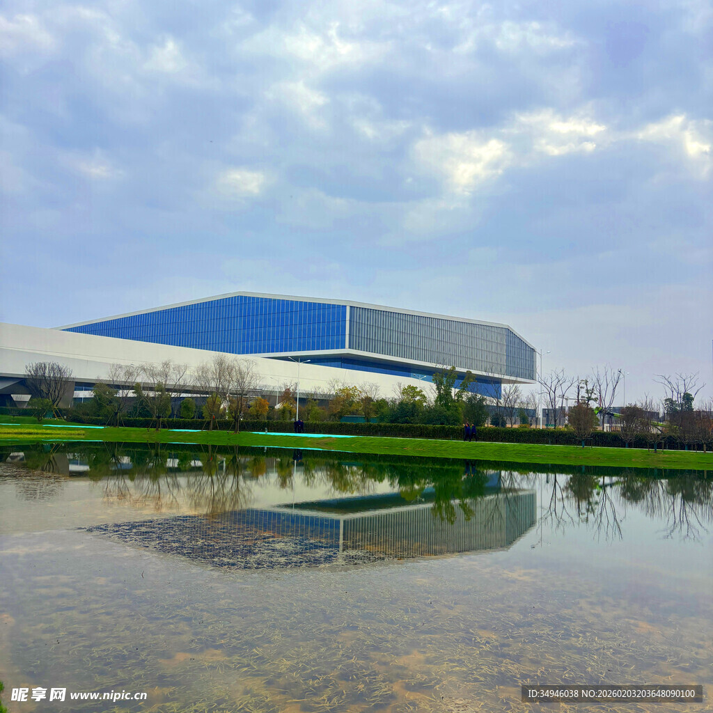 现代建筑倒映于平静水面