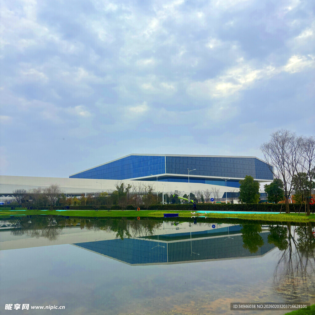 湖畔工厂建筑倒影美景