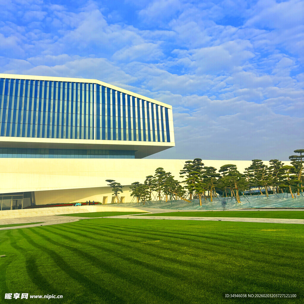 现代建筑旁的翠绿草坪