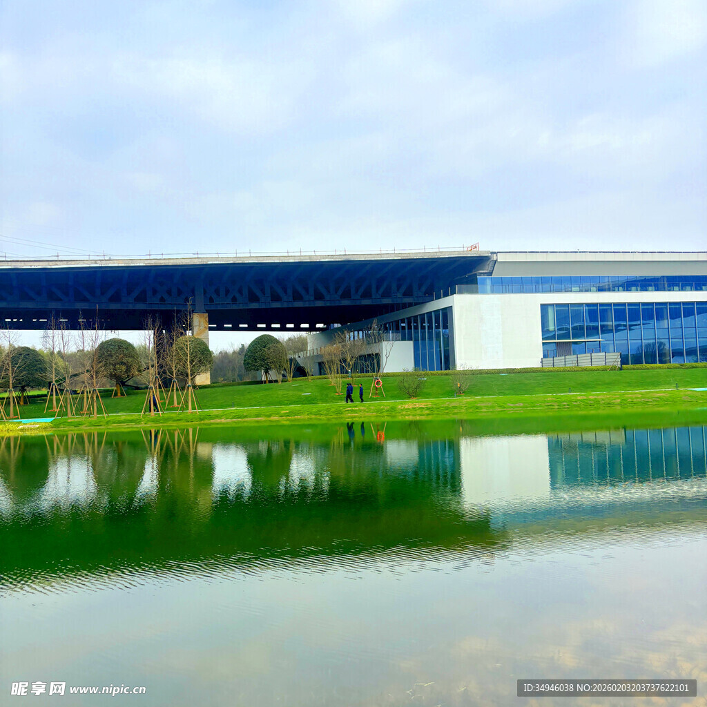 现代建筑旁的静谧水景