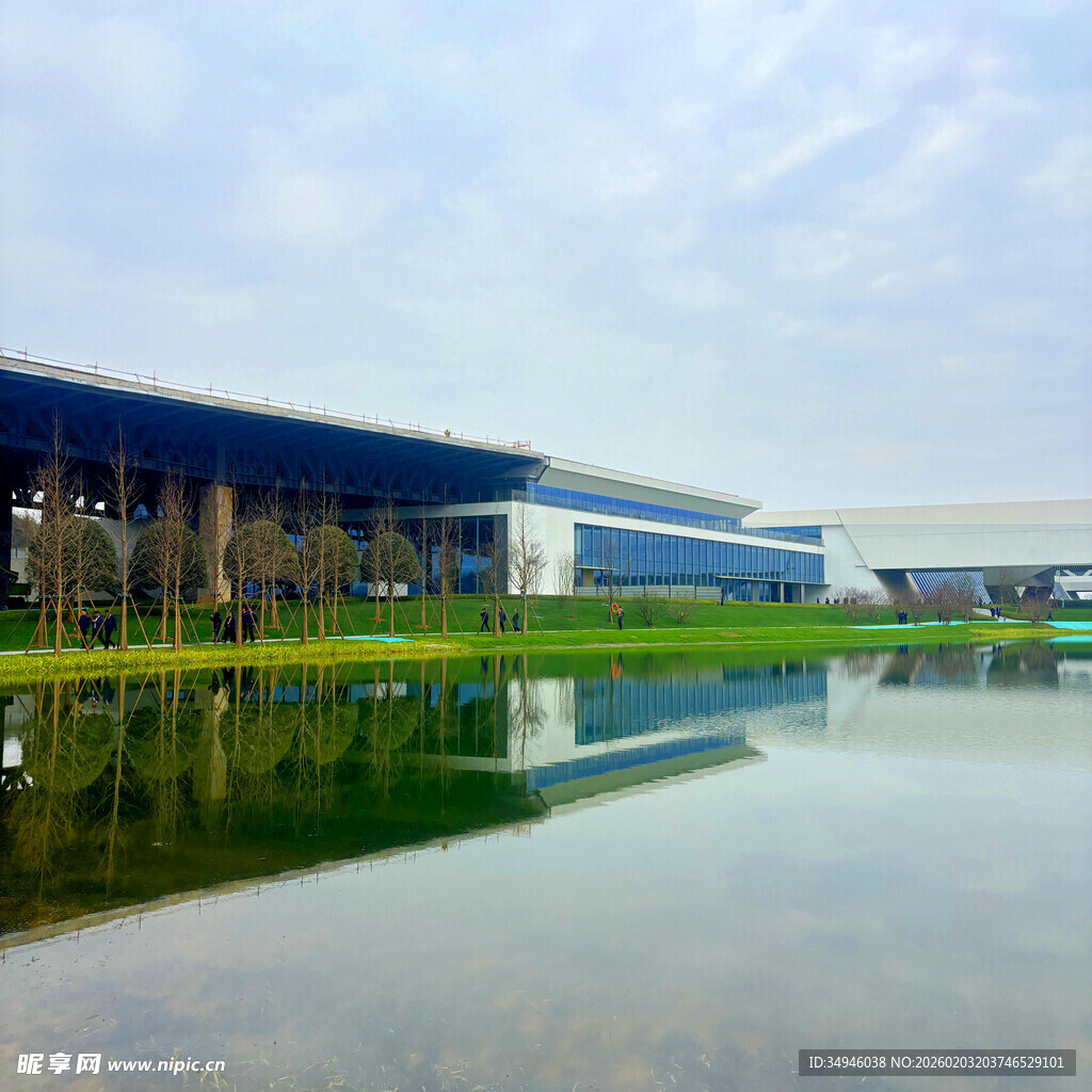 工厂旁的静谧水域