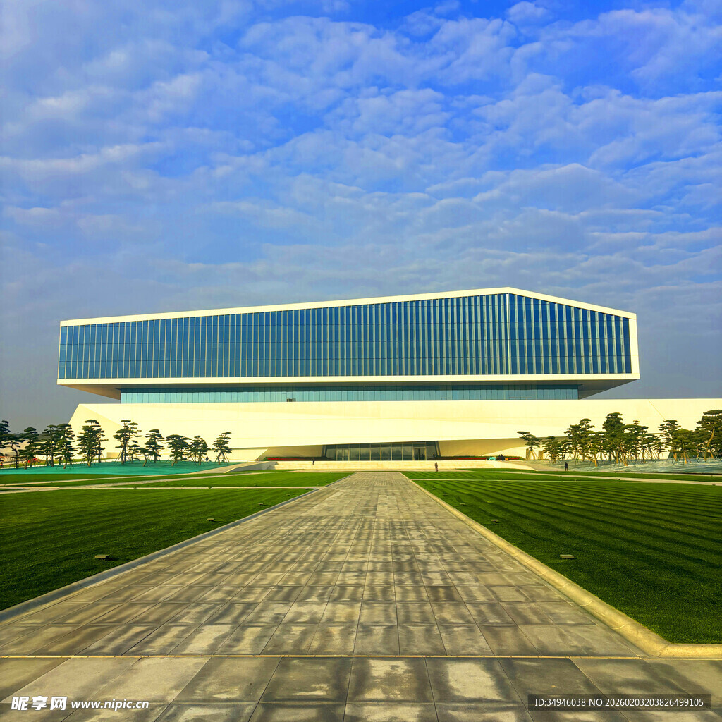 现代建筑前的开阔砖石道路