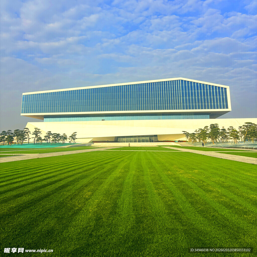 现代建筑前的翠绿草坪