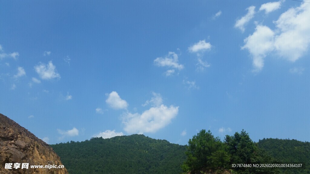 蓝天白云下的青山绿树