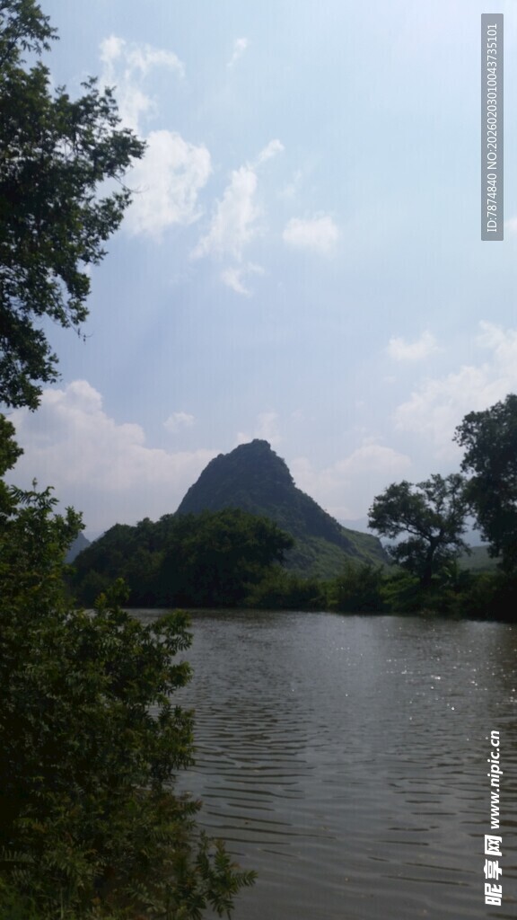 河畔青山绿树风景图