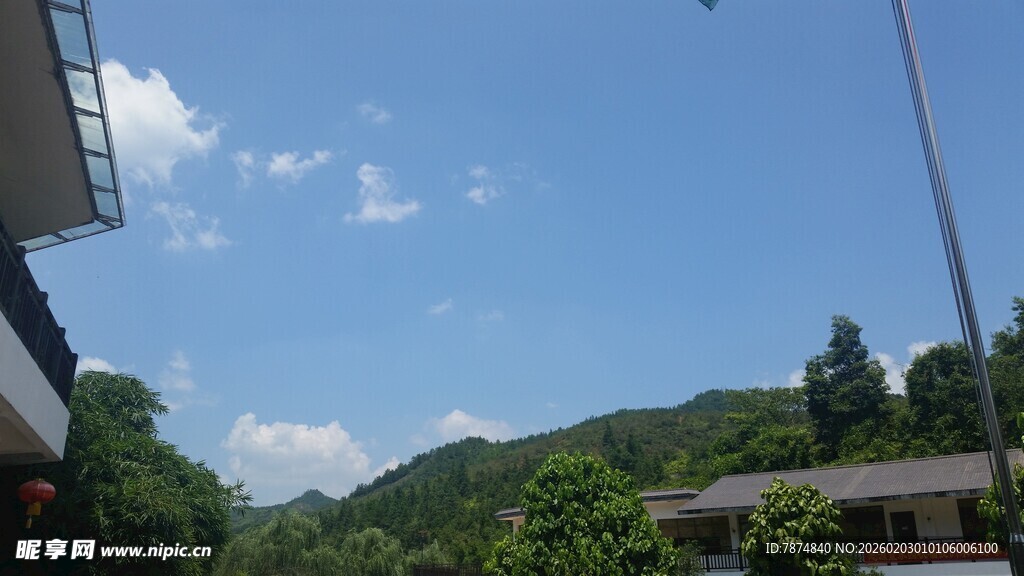 山间景致 蓝天白云绿树
