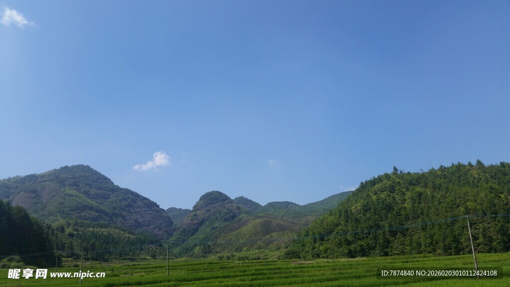 青山蓝天间的秀丽自然风光