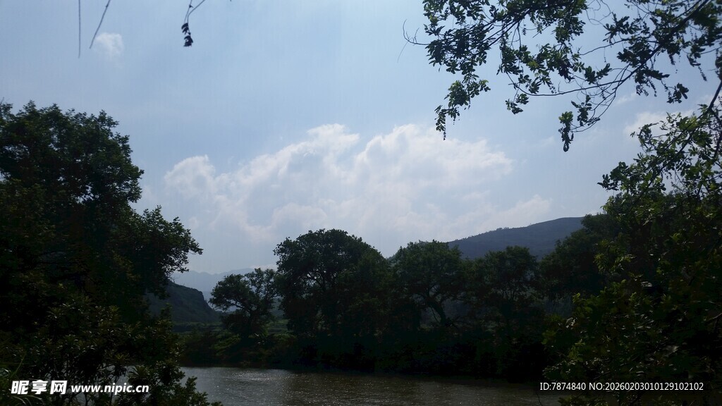 河畔绿树蓝天自然景致