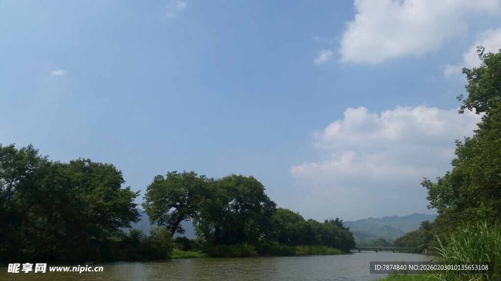 河畔绿树蓝天美景