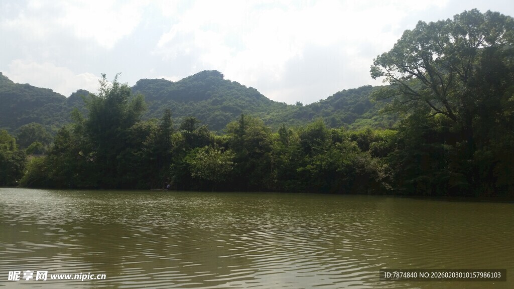 青山绿水间的宁静湖泊