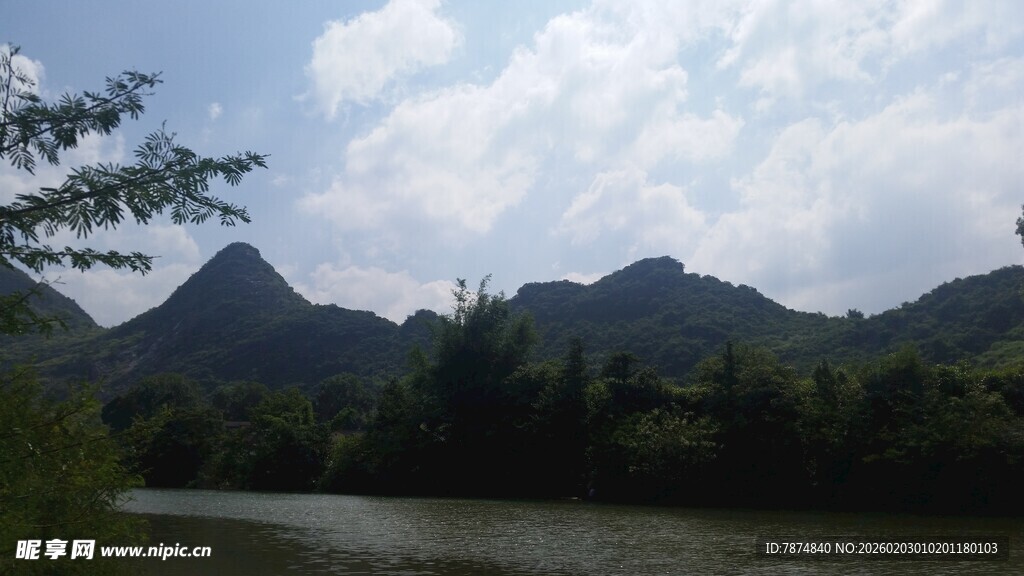 山水相依的秀丽自然景观