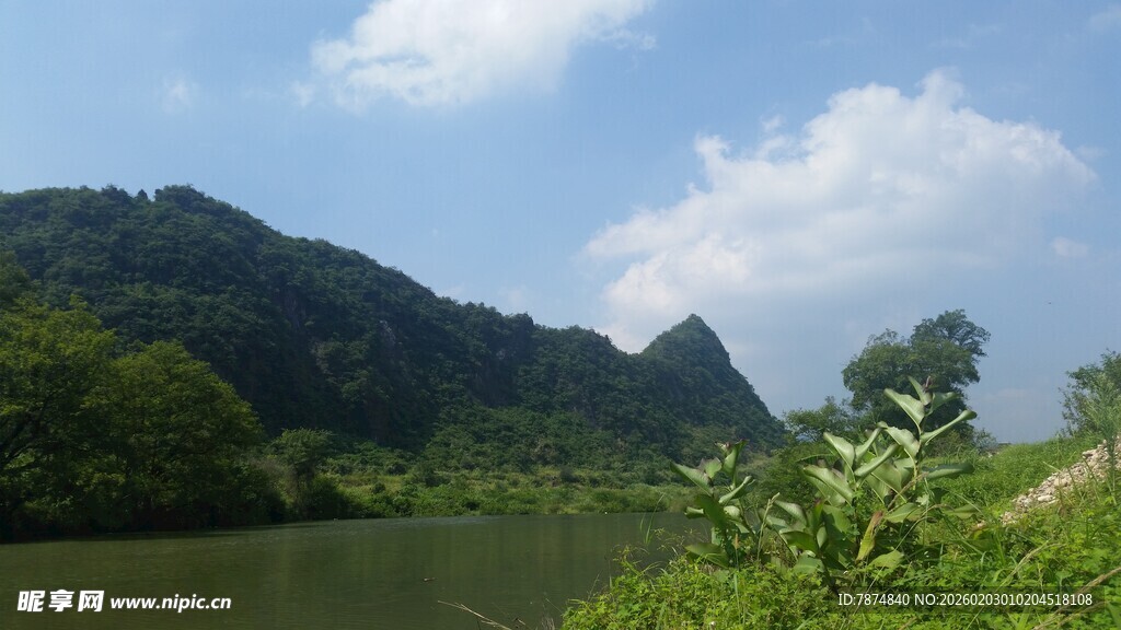 青山绿水间的秀丽风光