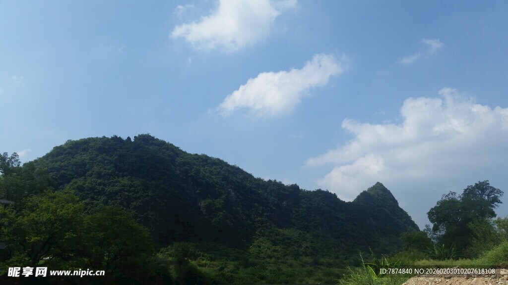 青山蓝天美景