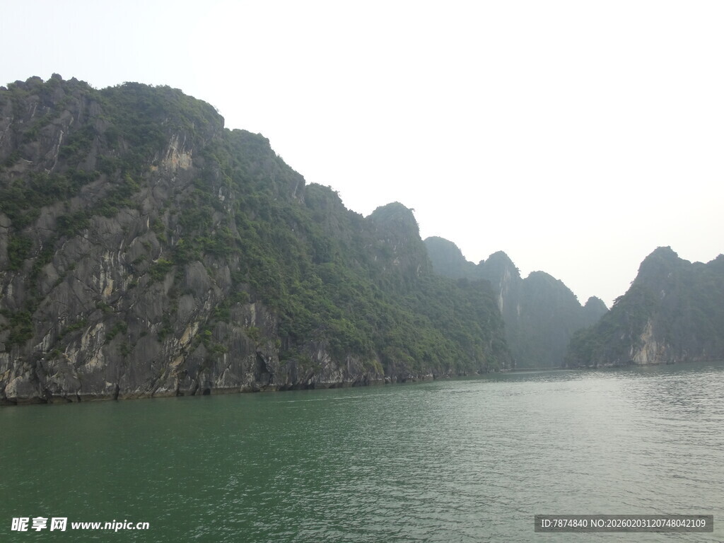 秀丽山水间的宁静水域