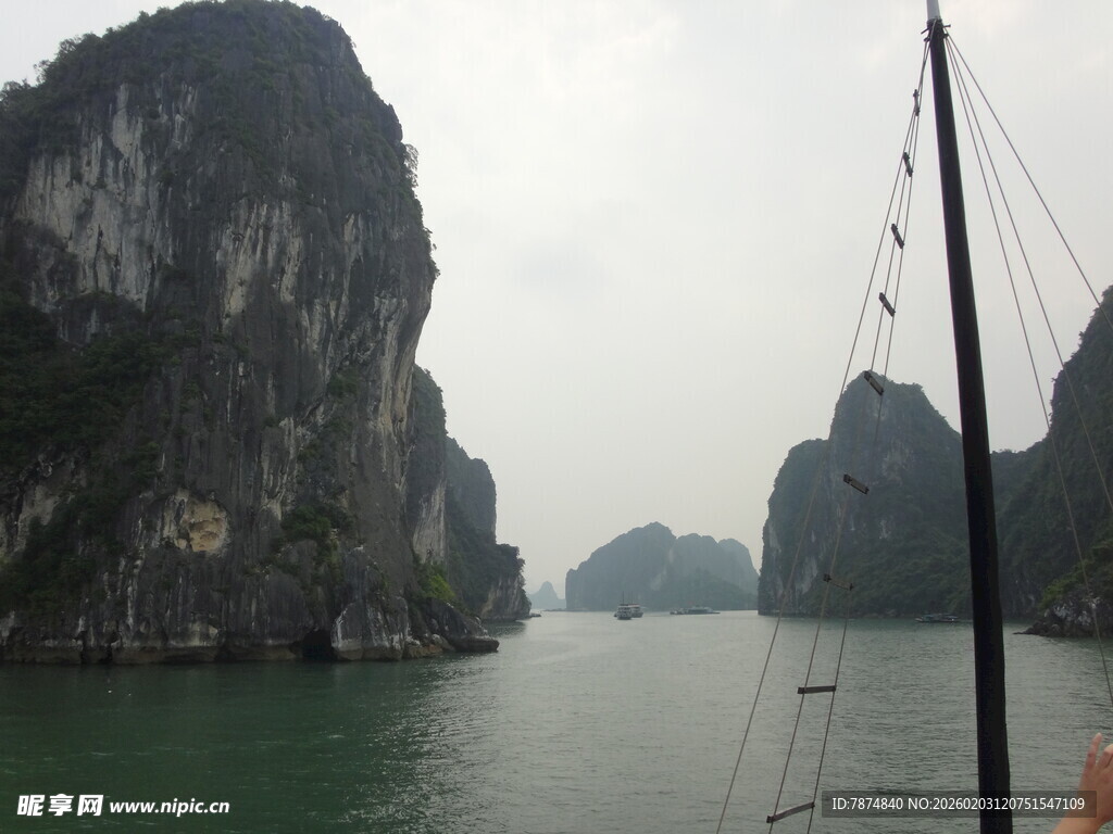 越南下龙湾山水风光景色秀丽
