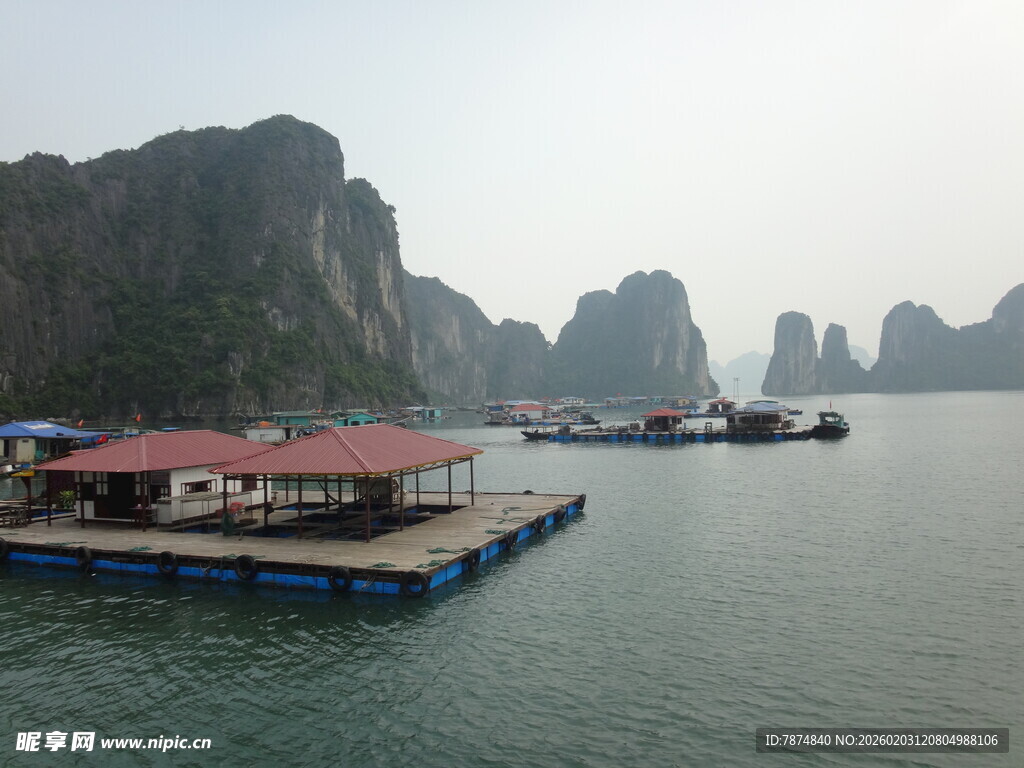 越南下龙湾水上码头风光