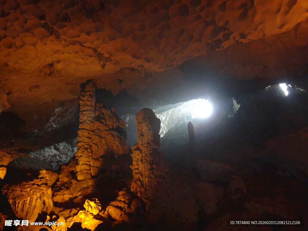 洞穴内的奇妙光影景观